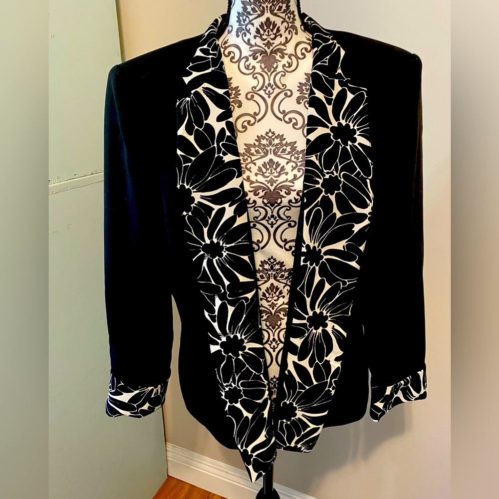 KASPER ASL BLACK LINED DRESS JACKET SIZE 18 WITH FLORAL COLLAR AND CUFFS